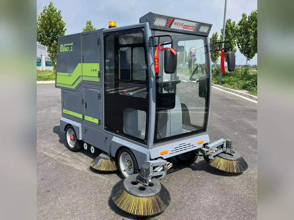 Compact ride-on road sweeper with front brushes