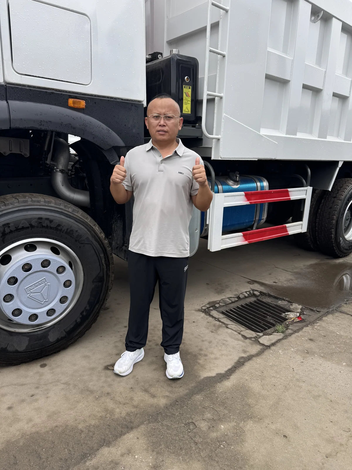 HOWO 6×4 dump truck — Cab exterior and front wheel