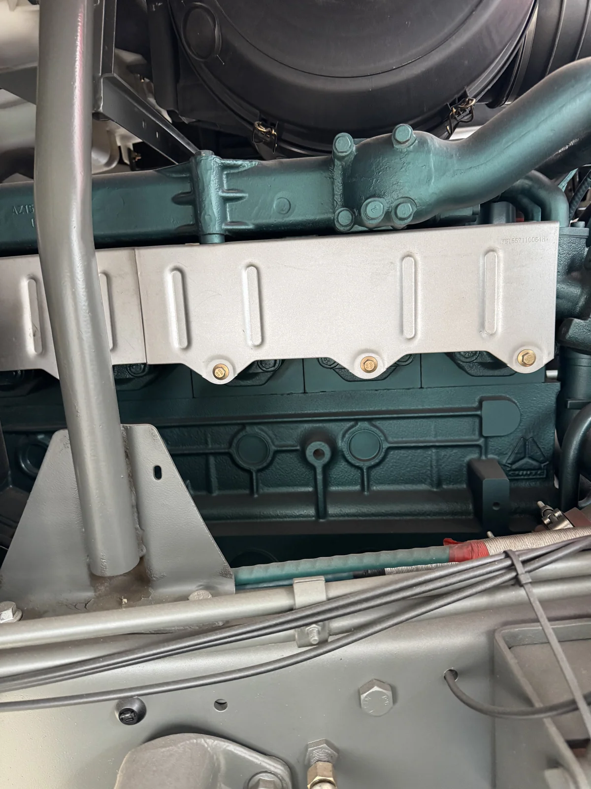 HOWO 8×4 dump truck — Engine compartment reference